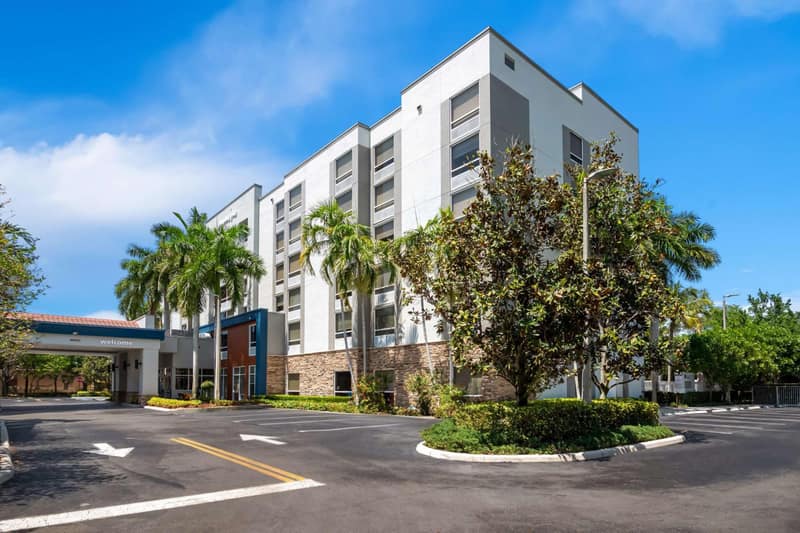 Hampton Inn Weston Fort Lauderdale — building