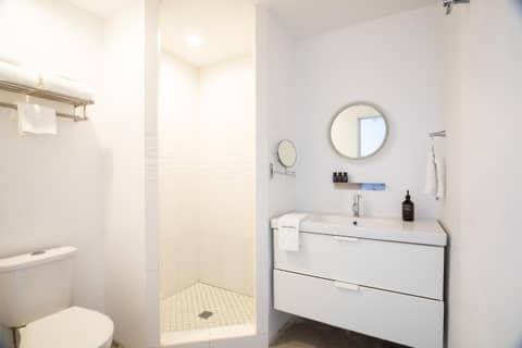 The Wesley by AvantStay — bathroom