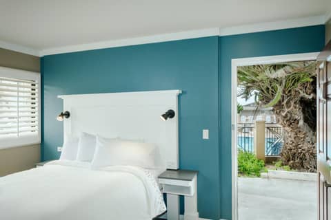 Pacific Shores Inn — hotel room