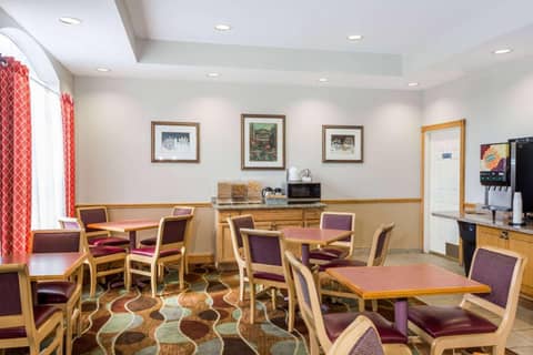 Baymont Inn & Suites by Wyndham Fort Myers I-75 — photo 3