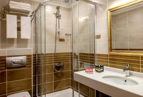 Kupeli Hotel — bathroom