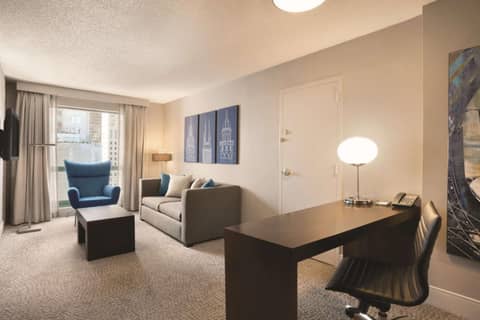 Hilton Chicago Magnificent Mile Suites — photo 8