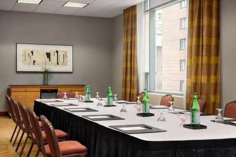Hilton Chicago Magnificent Mile Suites — photo 9