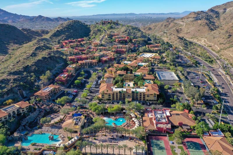 Hilton Phoenix Tapatio Cliffs Resort — building