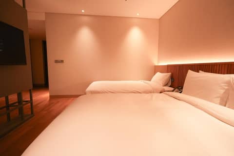 Busan City Hotel — hotel room