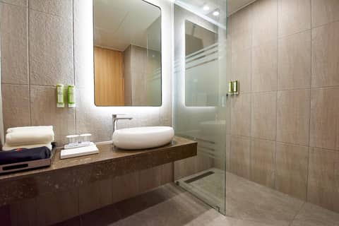 Busan City Hotel — bathroom