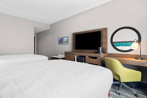 Hampton Inn & Suites Chicago Medical District Uic — hotel room