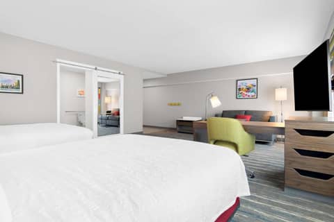 Hampton Inn & Suites Chicago Medical District Uic — hotel room