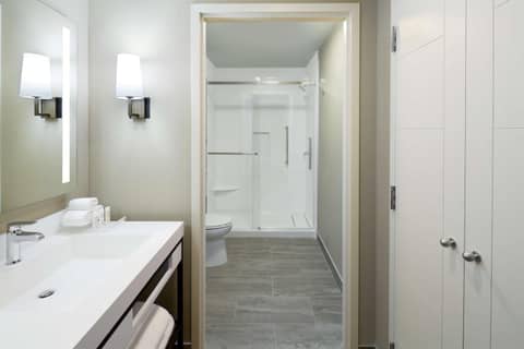 Homewood Suites By Hilton Montreal Midtown — bathroom