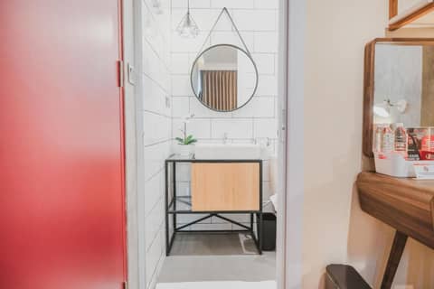 RedDoorz Plus @ Thamrin — bathroom