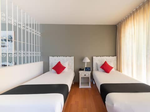 Suites Internacional — hotel room