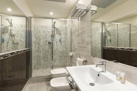 Adesso Hotel — bathroom