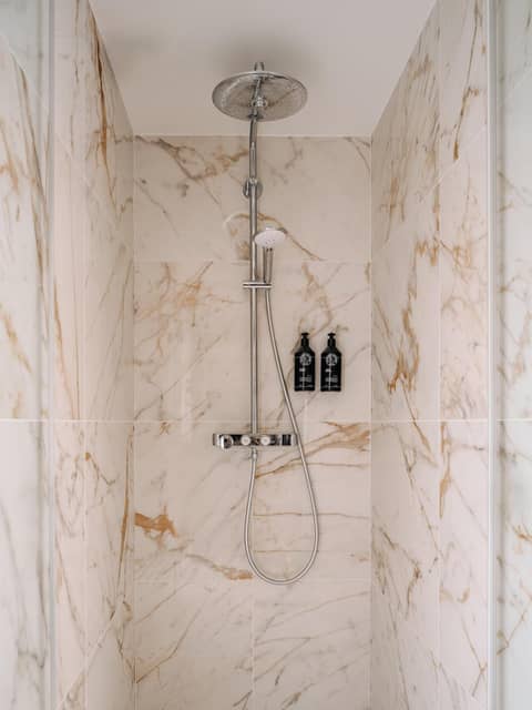 Solly Hôtel Paris — bathroom
