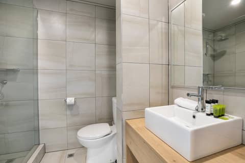 Nightcap at Excelsior Hotel — bathroom