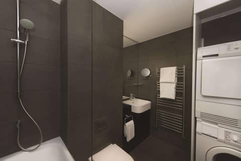 Adina Apartment Hotel Hamburg Michel — bathroom