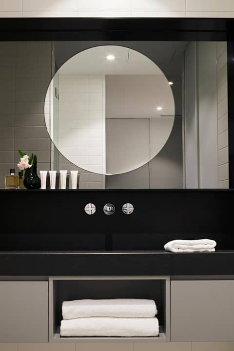 Tyrian Albert Park Lake — bathroom
