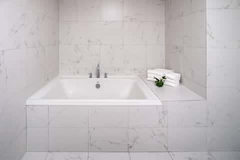 Renaissance Orlando Resort - Disney Springs Area — bathroom