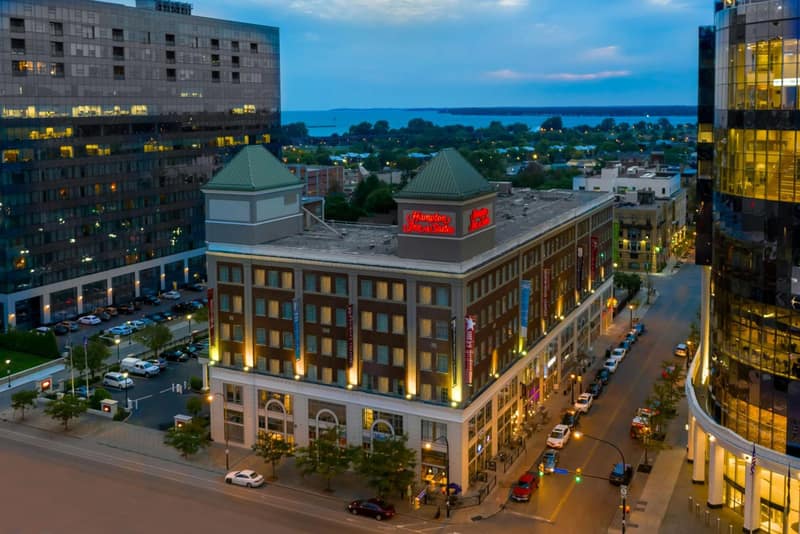 Hampton Inn & Suites Buffalo/Downtown — building