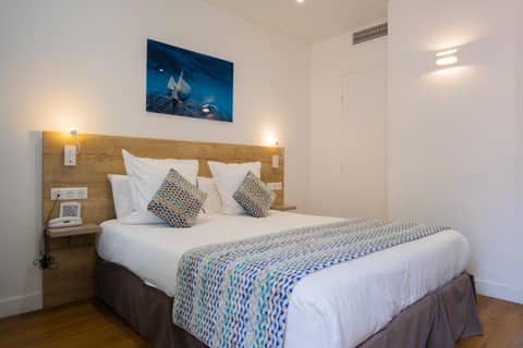 Hôtel de la Fontaine — hotel room