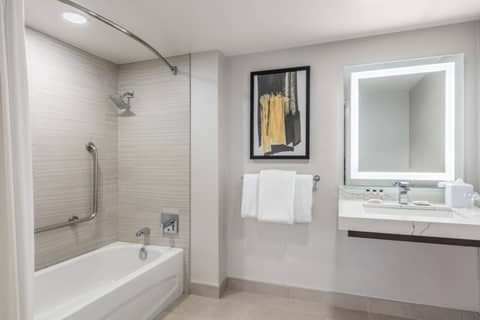 Delta Hotels by Marriott Vancouver Downtown Suites - Downtown Vancouver — photo 4