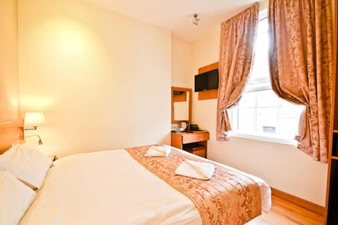 Kings Cross Inn Hotel — hotel room