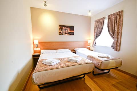 Kings Cross Inn Hotel — hotel room