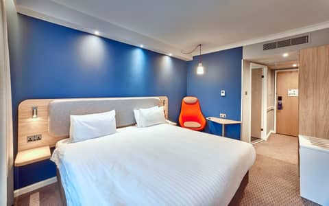 Holiday Inn Express London Stratford by IHG — hotel room