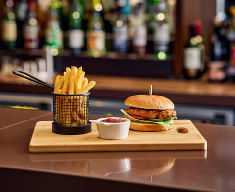 Holiday Inn Express London Stratford by IHG — bar