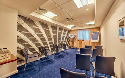 Holiday Inn Express London Stratford by IHG — meeting room