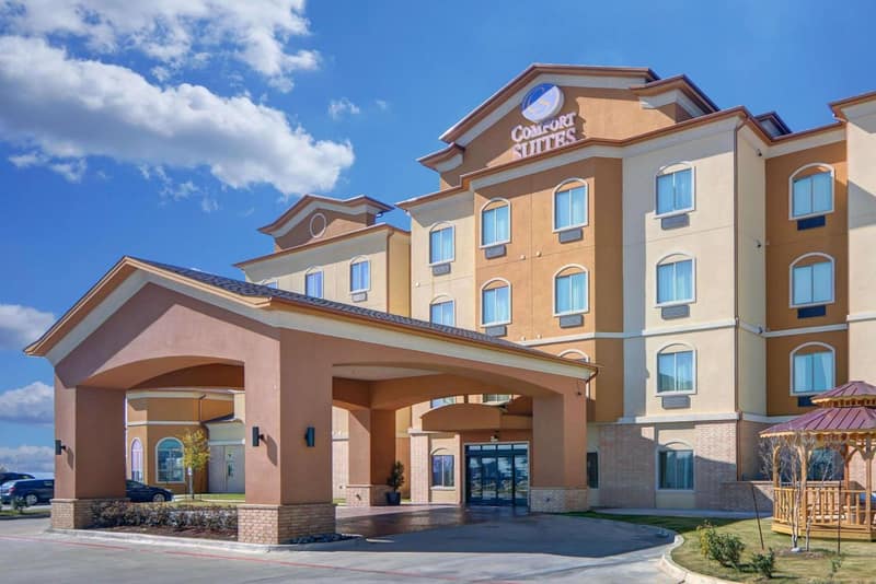 Comfort Suites Lake Worth — building