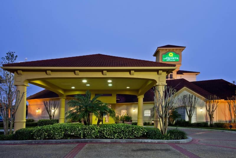 La Quinta by Wyndham USF (Near Busch Gardens) — building