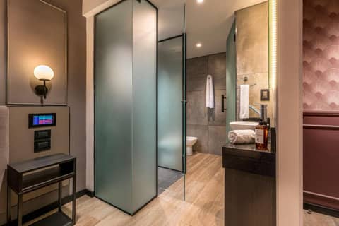 Up Laprida — bathroom