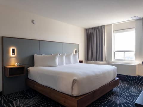 Carriage House Hotel and Conference Centre — bedroom