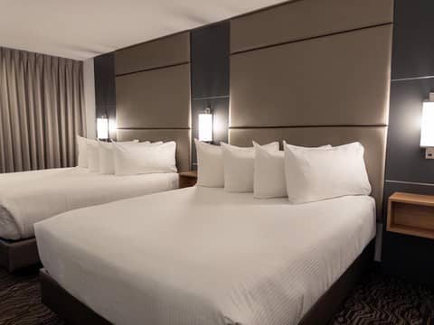 Carriage House Hotel and Conference Centre — bedroom