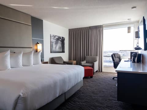 Carriage House Hotel and Conference Centre — hotel room