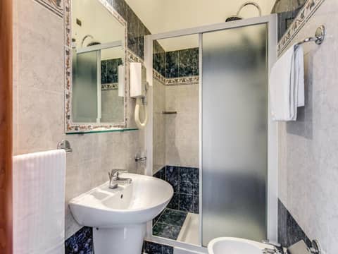 Hotel Centro Cavour Roma — bathroom