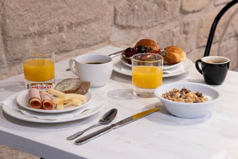 Est Hotel — dining