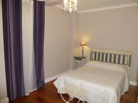 Le Petit París — hotel room