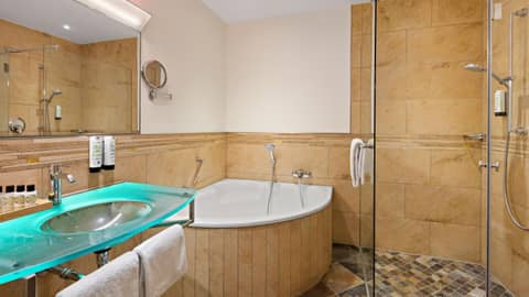 Hotel Deutsche Eiche — bathroom