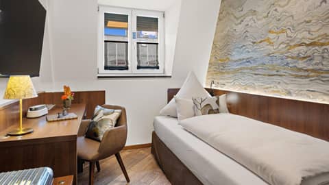 Hotel Deutsche Eiche — bedroom