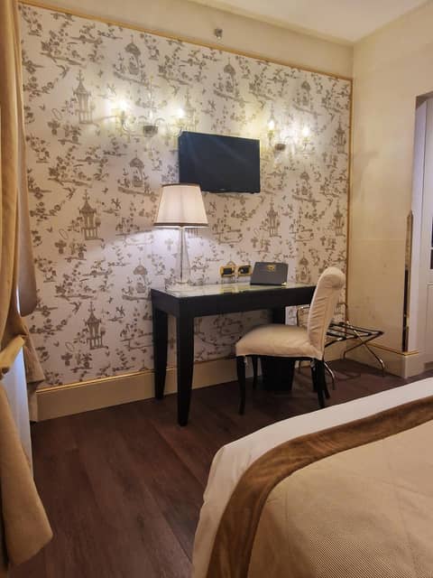 Hotel A La Commedia — hotel room