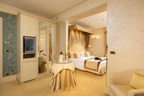 Hotel A La Commedia — hotel room