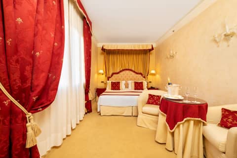 Hotel A La Commedia — hotel room