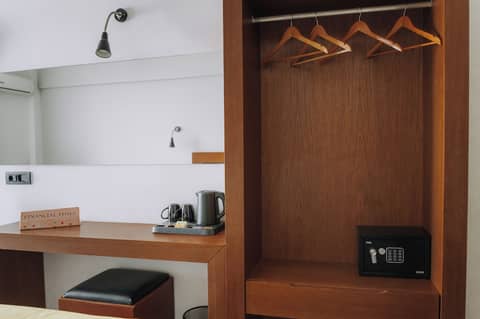 Amphitryon City Hotel — hotel room