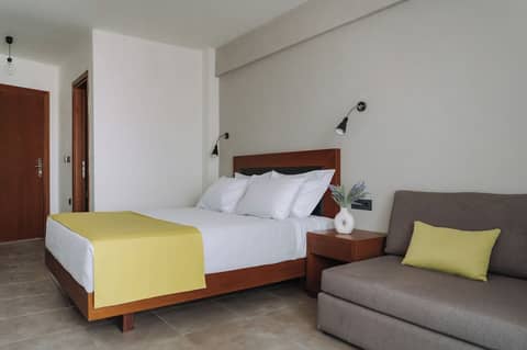 Amphitryon City Hotel — bedroom