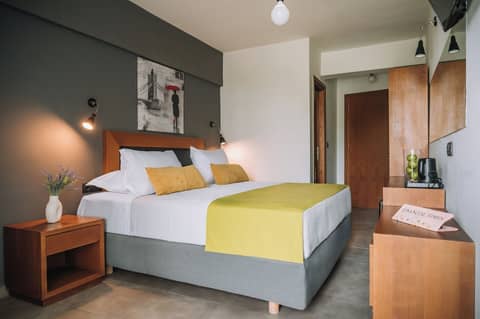 Amphitryon City Hotel — hotel room