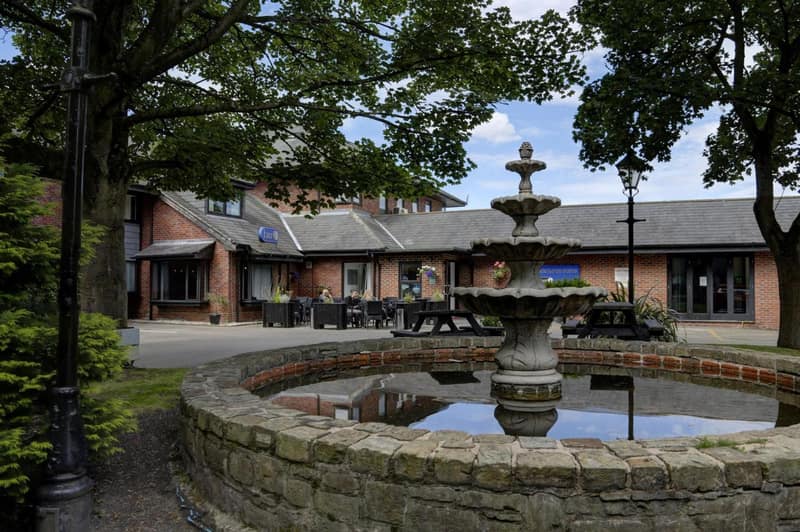 Holiday Inn - Manchester - Oldham by IHG — building