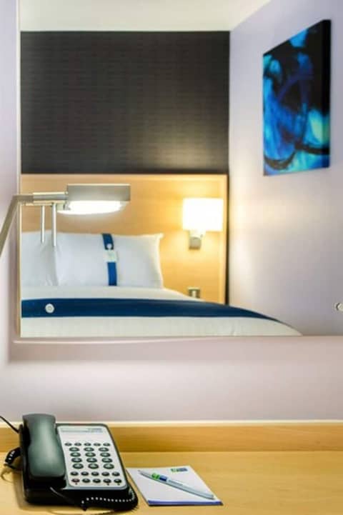 Holiday Inn Express Manchester Airport by IHG — photo 9