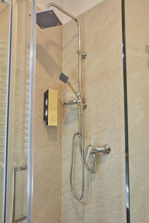 Hotel Batory — bathroom