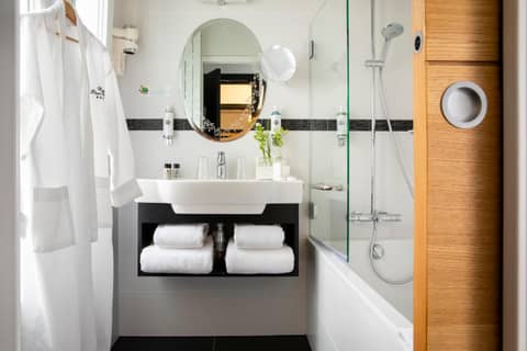 Hotel Plaza Elysées — bathroom